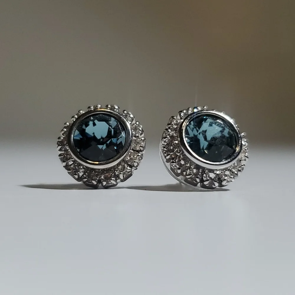 Ted Baker London Indian Sapphire BLUE Swarovski Crystal Daisy Stud Earrings
